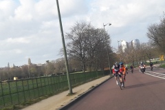 Des cyclistes dans le faux plat montant (vue depuis la voiture de tête)