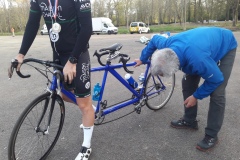 L'expert mécanicien de l'Aslaa qui inspecte le tandem de Maxime Gayet et s'écrie : "Mais ! Mais ! Tu as ta chaîne qui se dégonfle !"