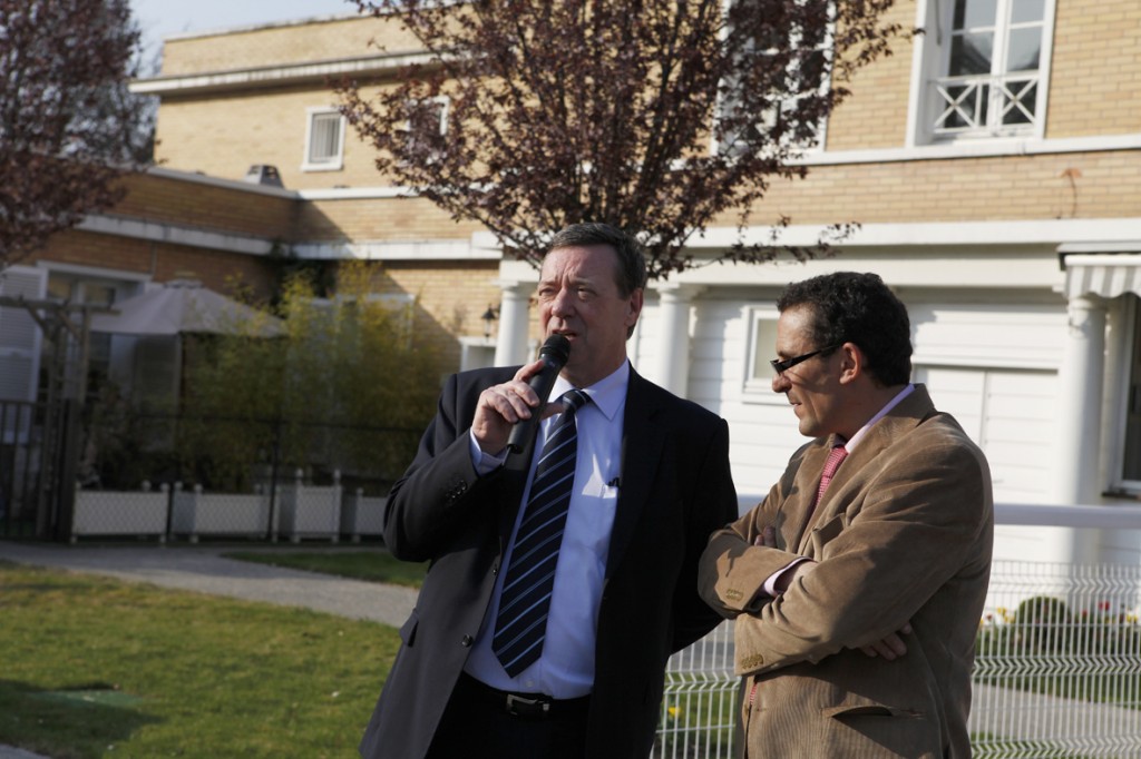 Le directeur régional d'AG2R-la-Mondiale, Gilbert Richter (à gauche sur la photo), soutient à 100% l'ASLAA (Hélène DRES / ASLAA)