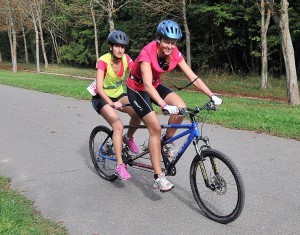 Mériam et Annick en tandem sur route.