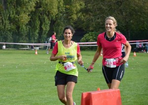 Mériam et Annick dans une course en ligne droite.