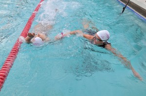 Mériam et Annick dans le bassin