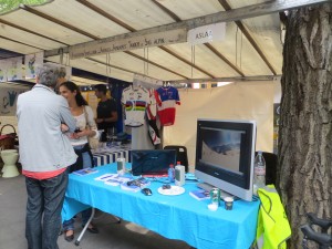 Mériam Amara et Benoit Raviart sur notre stand. Une télévision permettait de suivre un descente à ski d'un déficient visuel avec son pilote.