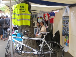 Sur notre stand, Mériam et Nathalie prêtes à répondre aux questions des visiteurs sur le tandem et le ski.