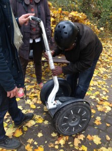 Candide prend en main ce nouvel objet roulant électrique avant de s'élancer guidé par Marie.