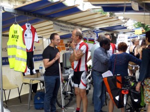 Photo du stand : Abdel à gauche, Vincent, Candide en train de renseigner deux visiteuses sur le grand roi et Xavier à l'arrière plan répond au question d'un passionné de la petite reine.