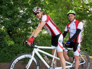 Photo prise d'Abdel et moi sur le tandem à l’arrêt -  prise de profil - photo utilisé dans l'article de presse. Fougeré - mai 2017