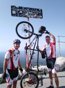 La même avec le tandem en position de décollage vertical, guidon vers le ciel.