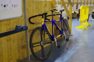 Le tandem bleu et jaune Cyphac de Denis et Raphaël avec ses roues Corima