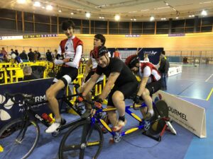 Les deux équipages de l'ASLAA à l'échauffement sur home-traineurs au milieu du vélodrome.
De gauche à droite = Fabien L et Maxime, Raphaël et Denis.