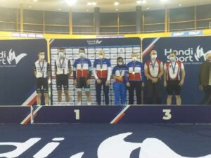 Podium complet des championnats de France handisport de cyclisme sur piste 2022.
De gauche à droite = Alexandre Lloveras et Yoann Moreau, Raphaël Beaugillet et Quentin Caleyron, Stéphanie Douard Ferchichi et Anne Karelle HOCK, Raphaël Couet et Denis Radenne.