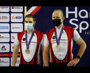 Denis et Raphaël avec leurs médailles de bronze sur le podium des championnats de France sur piste 2022 à Bourges