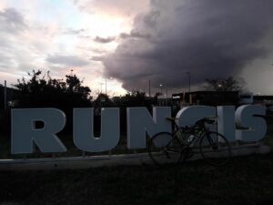 Vélo posé devant les lettres géantes du mot RUNGIS