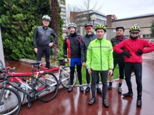 6 membres de l'Aslaa en tenue de pluie devant le stade de Montrouge